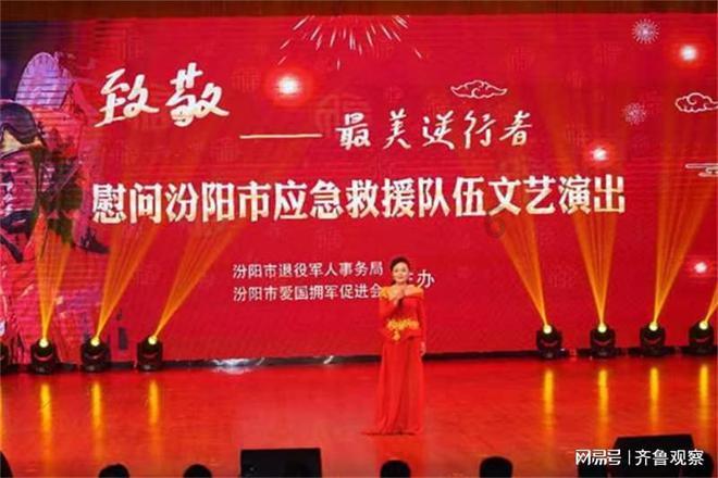 小姐姐去银行取钱，还带了两只狗保镖，霸气侧漏啊！